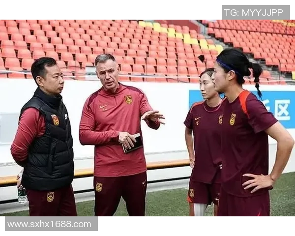 中国女足迎战加拿大队力争胜利展现拼搏精神与团队合作